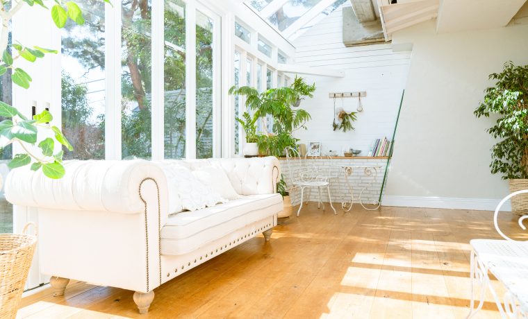 カーテンを変えて春気分♪ お部屋がふんわり明るくなる魔法のインテリア術