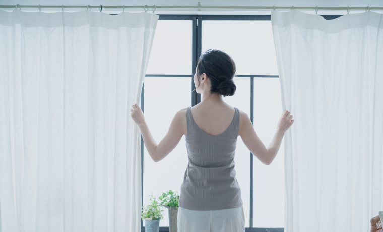 朝の光をコントロールして、心地よい毎日を。「1級遮光カーテン」が叶える理想の暮らし