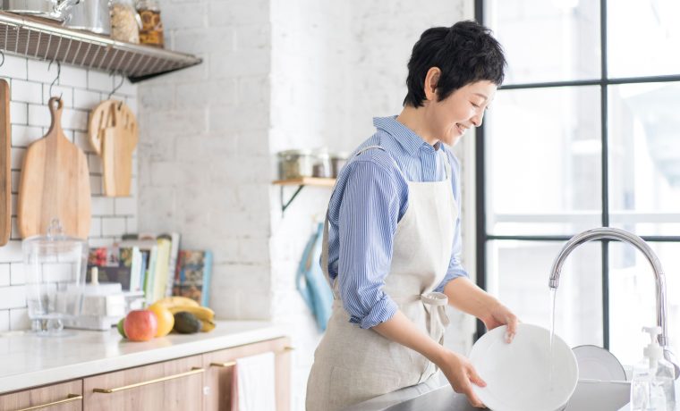 キッチンマットの素材・サイズ・デザインから最適な選び方を解説。人気の商品ランキングとお手入れ方法も紹介します。